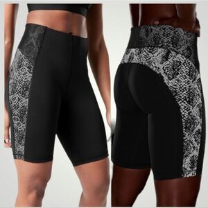 Athleta Stay Fly 9” Short Black Reflective Snake XS
